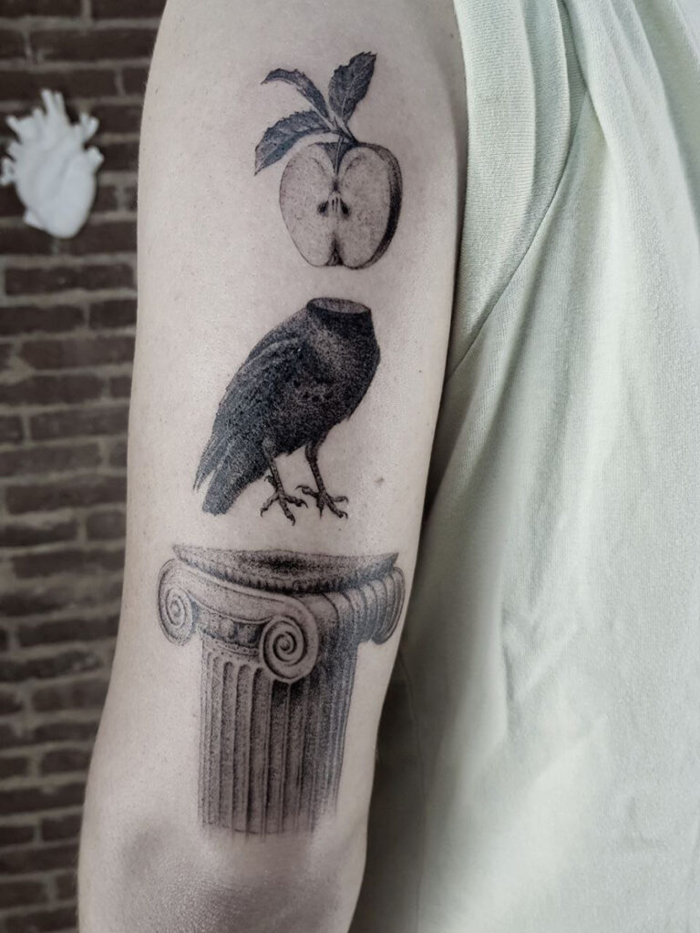 tatuaggio corvo surrealistico