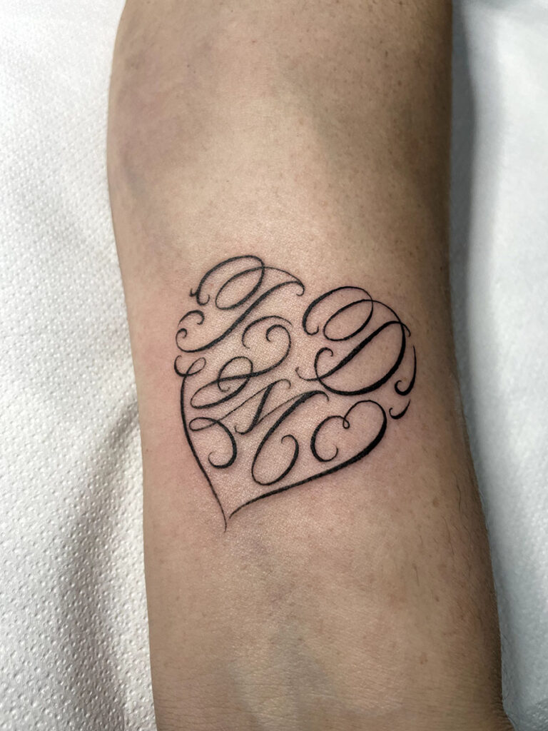 tattoo lettering cuore