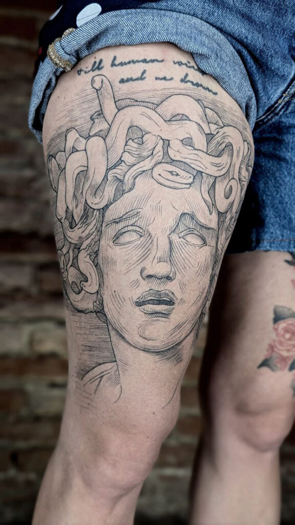 tattoo statua medusa