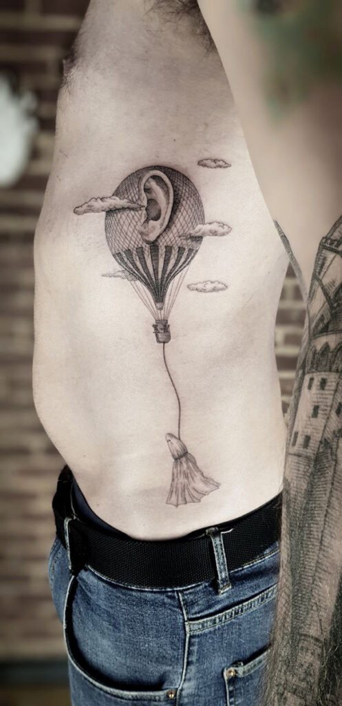 tattoo surrealistico orecchio