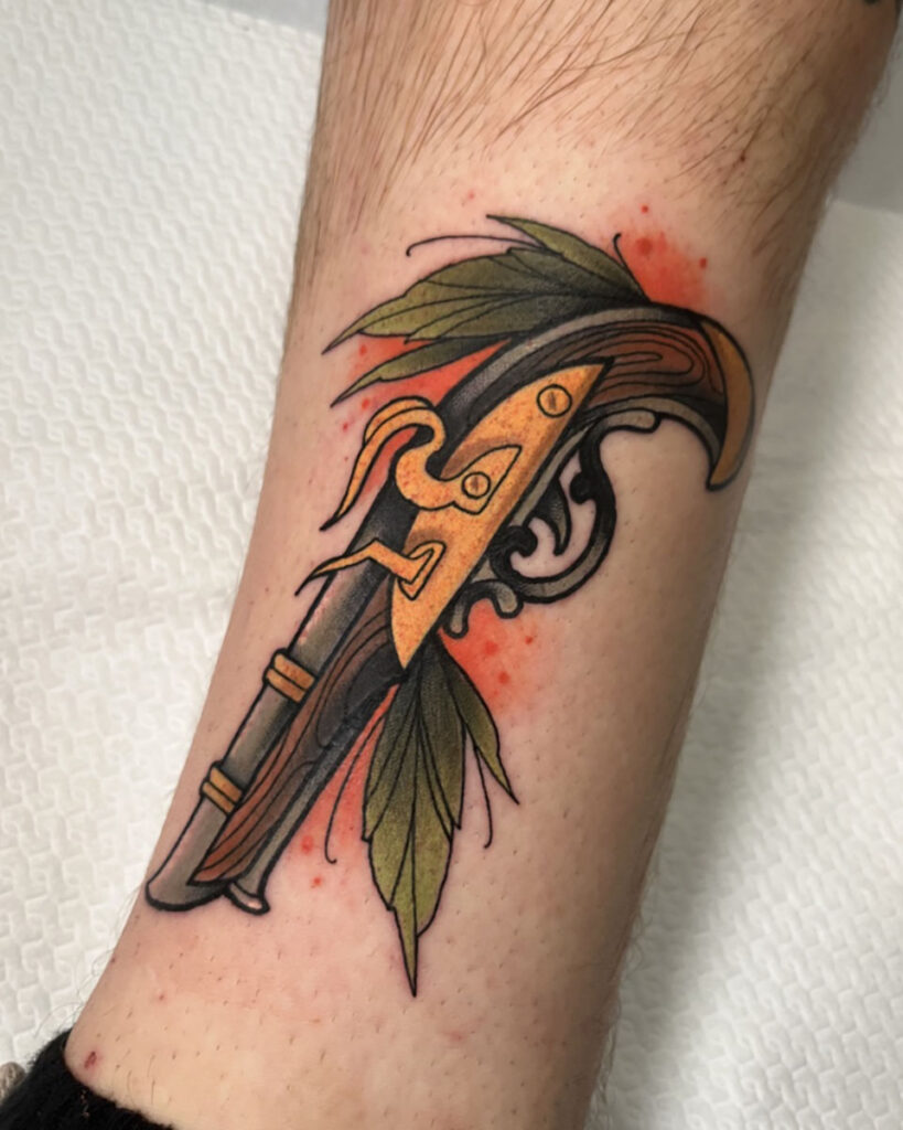 tattoo neotraditional pistola