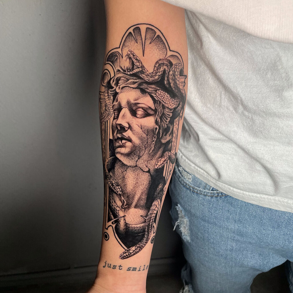 tatuaggio medusa blackwork