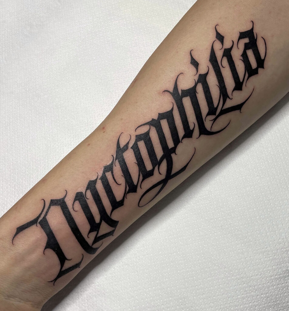 tatuaggio blackwork lettering