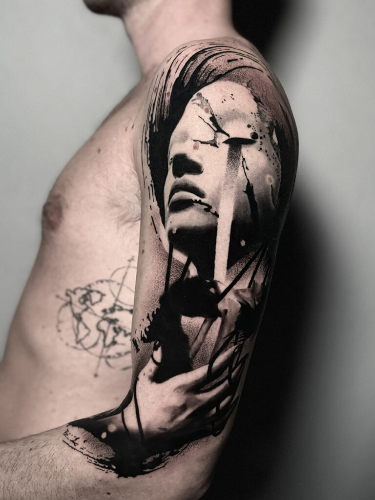 tatuaggio volto piange