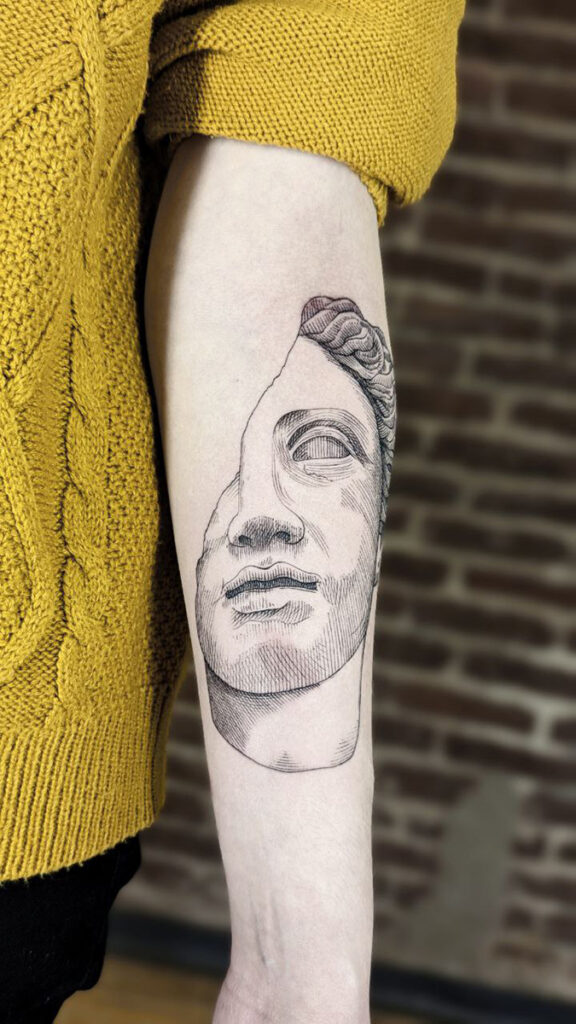 tatuaggio volto statua