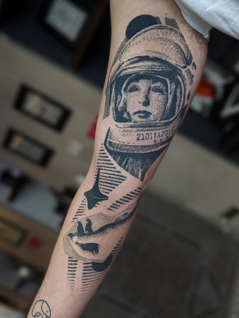 tatuaggio viso astronauta