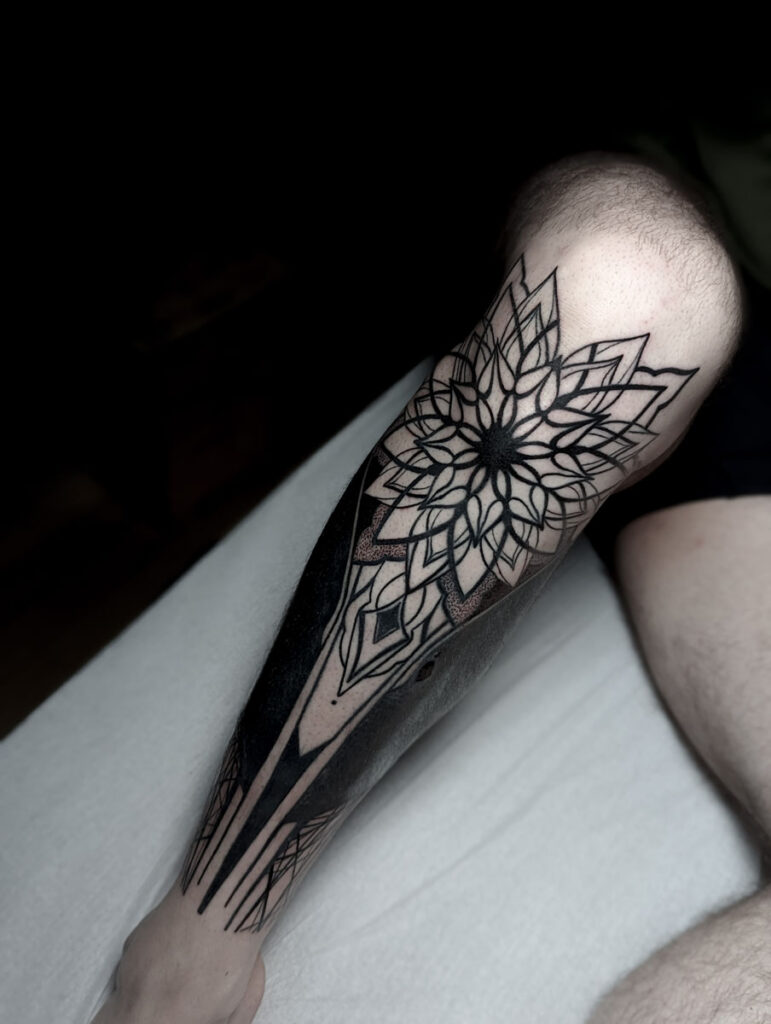 tatuaggio geometrico blackwork