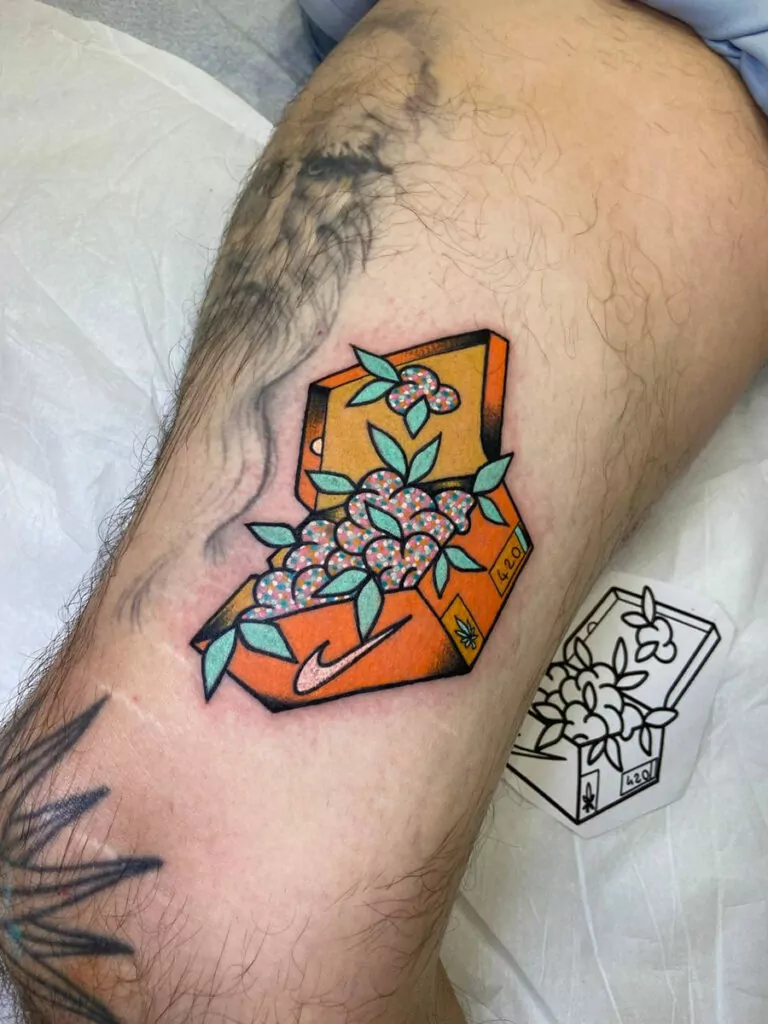 tatuaggio bold marijuana